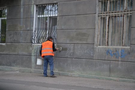 Смывали надписи, убирали улицы и чердаки домов: коммунальщики провели санитарно-технический день в Приморском районе (фото)
