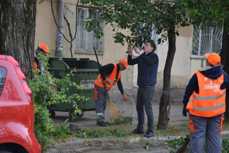 Смывали надписи, убирали улицы и чердаки домов: коммунальщики провели санитарно-технический день в Приморском районе (фото)