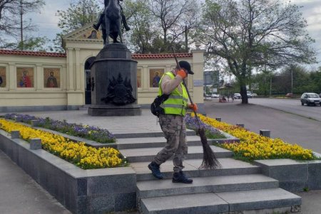 В Суворовском районе коммунальщики провели очистку памятников (фото) 