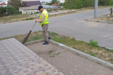 В Суворовском районе коммунальщики провели очистку памятников (фото) 