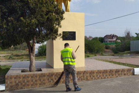 В Суворовском районе коммунальщики провели очистку памятников (фото) 