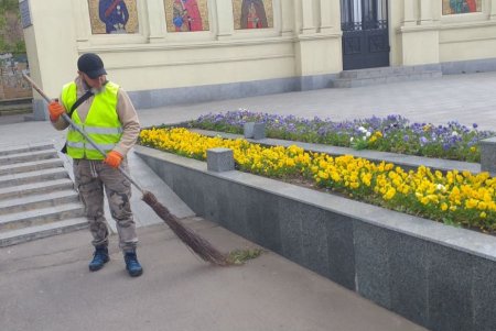 В Суворовском районе коммунальщики провели очистку памятников (фото) 