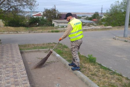 В Суворовском районе коммунальщики провели очистку памятников (фото) 