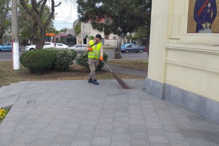 В Суворовском районе коммунальщики провели очистку памятников (фото) 