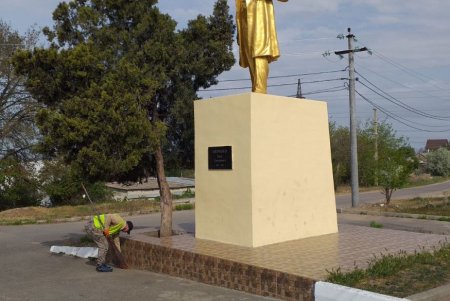 В Суворовском районе коммунальщики провели очистку памятников (фото) 