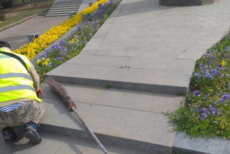 В Суворовском районе коммунальщики провели очистку памятников (фото) 