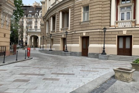Между Оперным театром и Пале-Роялем отремонтировали плиточное покрытие (фото)