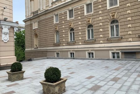 Между Оперным театром и Пале-Роялем отремонтировали плиточное покрытие (фото)