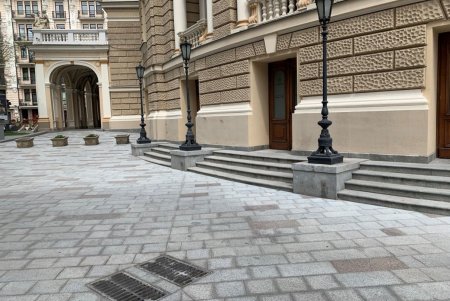 Между Оперным театром и Пале-Роялем отремонтировали плиточное покрытие (фото)