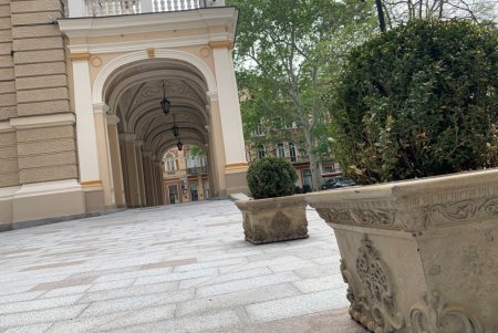 Между Оперным театром и Пале-Роялем отремонтировали плиточное покрытие (фото)