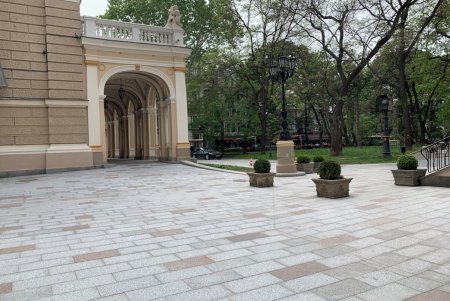 Между Оперным театром и Пале-Роялем отремонтировали плиточное покрытие (фото)