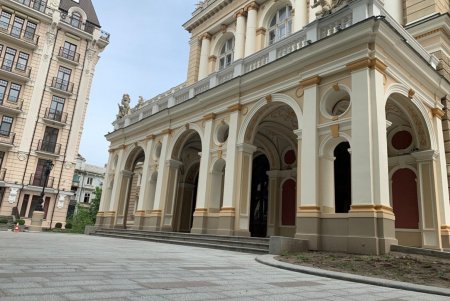 Между Оперным театром и Пале-Роялем отремонтировали плиточное покрытие (фото)