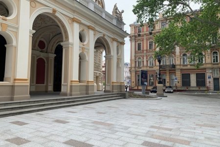 Между Оперным театром и Пале-Роялем отремонтировали плиточное покрытие (фото)