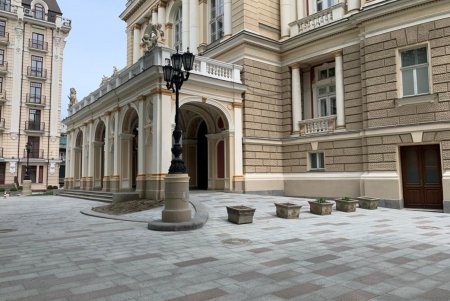 Между Оперным театром и Пале-Роялем отремонтировали плиточное покрытие (фото)