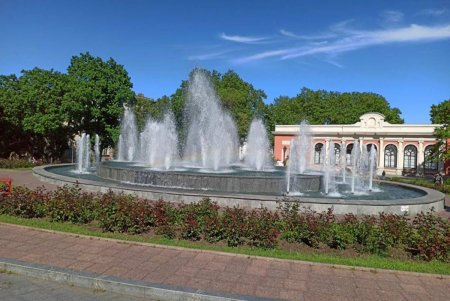 Коммунальщики привели в порядок и запустили несколько городских фонтанов (фото)