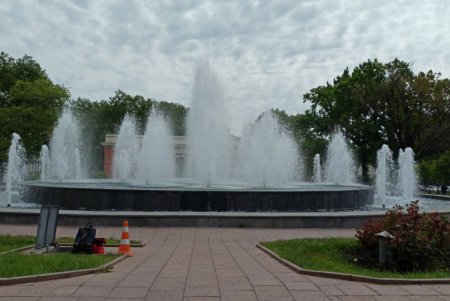 Коммунальщики привели в порядок и запустили несколько городских фонтанов (фото)