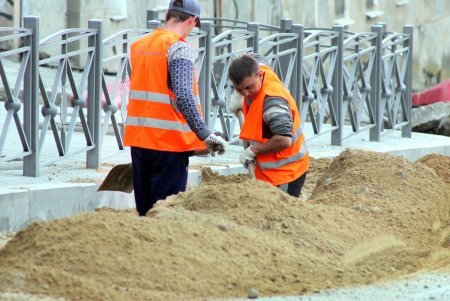 На спуске Маринеско заканчивают установку трамвайных рельсов (фоторепортаж)