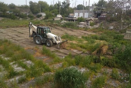 Буферный пруд на Балковской очищают от наносов