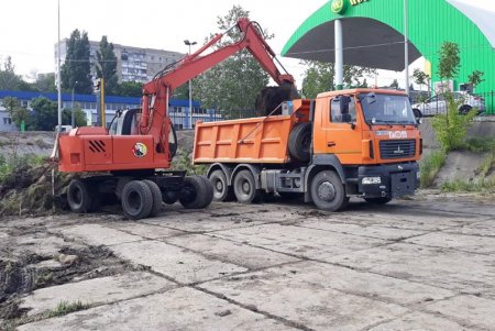 Буферный пруд на Балковской очищают от наносов