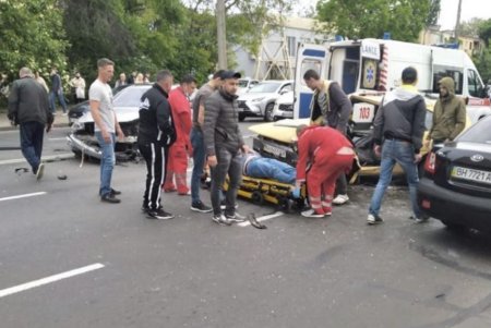 В районе 1-й станции Люстдорфской дороги произошло ДТП: водителя зажало в салоне автомобиля (фото)