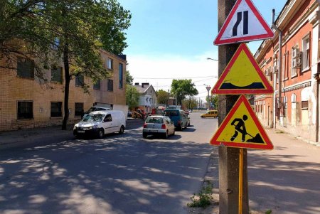 Во всех четырех районах города ремонтируют дороги (фото)