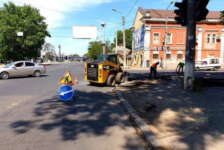 Во всех четырех районах города ремонтируют дороги (фото)