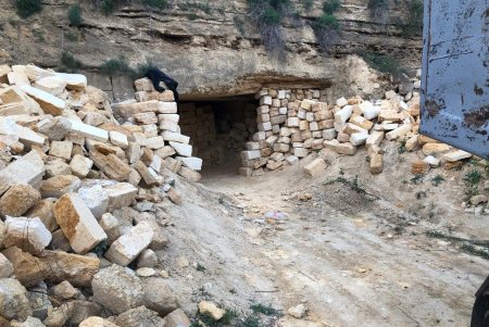 В Раздельнянском районе незаконно добывали ракушечник (фото)