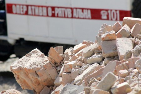 Обрушение дома на Торговой: спасатели демонтируют аварийные элементы и разбирают завалы (фоторепортаж)