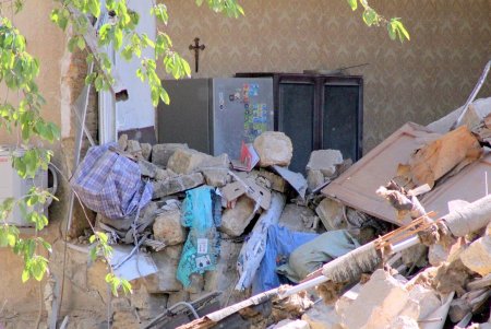 Обрушение дома на Торговой: спасатели демонтируют аварийные элементы и разбирают завалы (фоторепортаж)