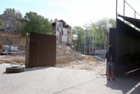 Обрушение дома на Торговой: спасатели демонтируют аварийные элементы и разбирают завалы (фоторепортаж)