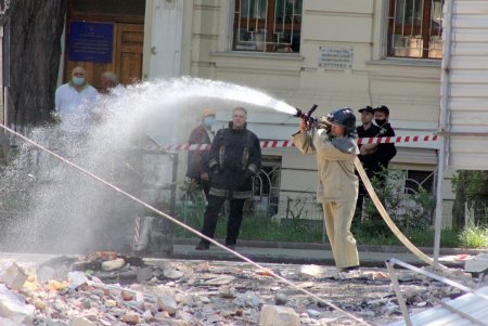 Обрушение дома на Торговой: спасатели демонтируют аварийные элементы и разбирают завалы (фоторепортаж)
