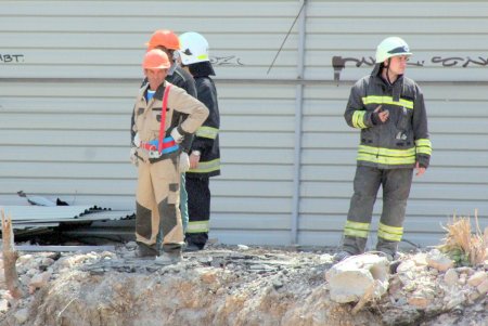 Обрушение дома на Торговой: спасатели демонтируют аварийные элементы и разбирают завалы (фоторепортаж)