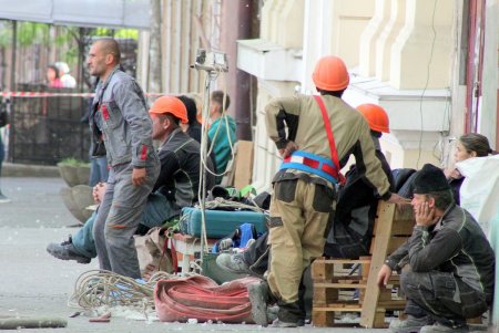Обрушение дома на Торговой: спасатели демонтируют аварийные элементы и разбирают завалы (фоторепортаж)
