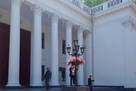 Коммунальщики украсили петуниями в подвесных чашах центральные локации Одессы (фото)
