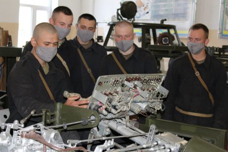Курсанты Одесской военной академии осваивают навыки управления БМП на современном тренажере (фото)