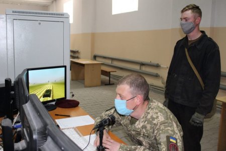 Курсанты Одесской военной академии осваивают навыки управления БМП на современном тренажере (фото)
