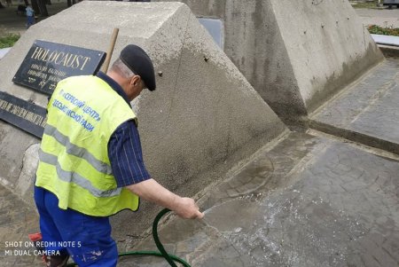 В Малиновском районе коммунальщики привели в порядок четыре памятника и чашу фонтана