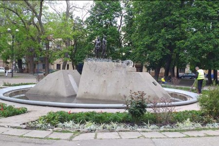 В Малиновском районе коммунальщики привели в порядок четыре памятника и чашу фонтана