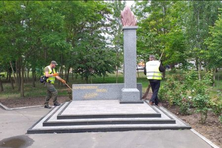 В Малиновском районе коммунальщики привели в порядок четыре памятника и чашу фонтана