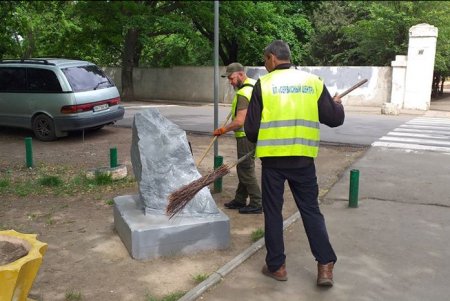 В Малиновском районе коммунальщики привели в порядок четыре памятника и чашу фонтана