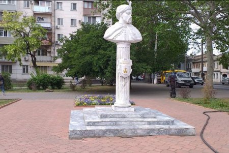 В Малиновском районе коммунальщики привели в порядок четыре памятника и чашу фонтана
