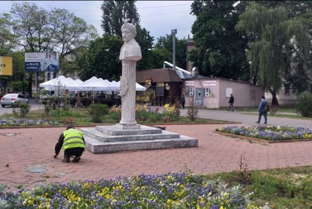 В Малиновском районе коммунальщики привели в порядок четыре памятника и чашу фонтана