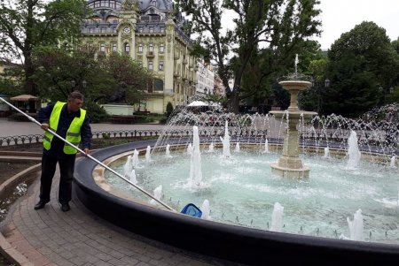 Коммунальщики очистили территорию фонтанов в центре Одессы