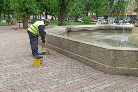 Коммунальщики очистили территорию фонтанов в центре Одессы