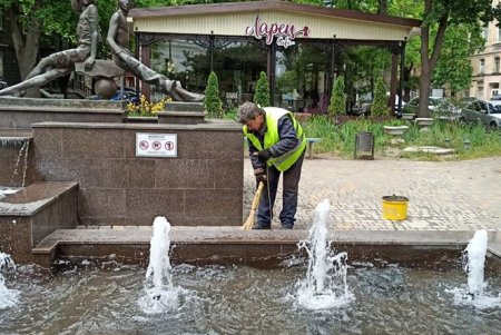Коммунальщики очистили территорию фонтанов в центре Одессы