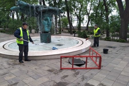 Коммунальщики очистили территорию фонтанов в центре Одессы