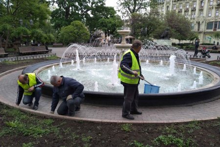 Коммунальщики очистили территорию фонтанов в центре Одессы