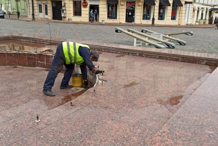 Коммунальщики очистили территорию фонтанов в центре Одессы