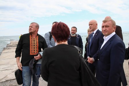 Мэр Одессы провел совещание по факту выброса нефтепродуктов с танкера «DELFI» (фоторепортаж)