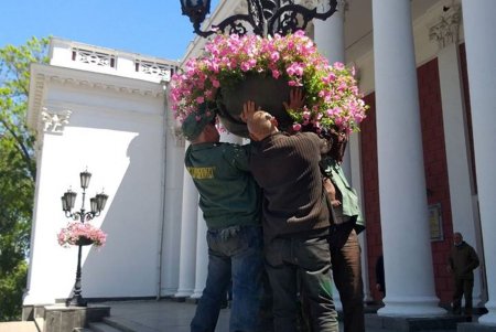 Коммунальщики ликвидируют места нелегальной торговли и стихийные свалки (фото)